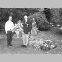 592-1119 Hauptkreistreffen 2000 Bad Nenndorf. Am Agnes-Miegel-Denkmal im Kurpark von Bad Nenndorf werden Blumen niedergelegt.jpg